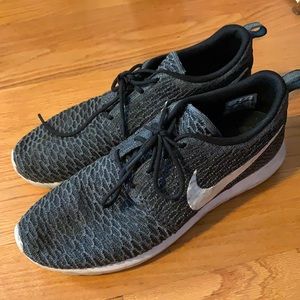 Nike Flyknit Roshe Size 11